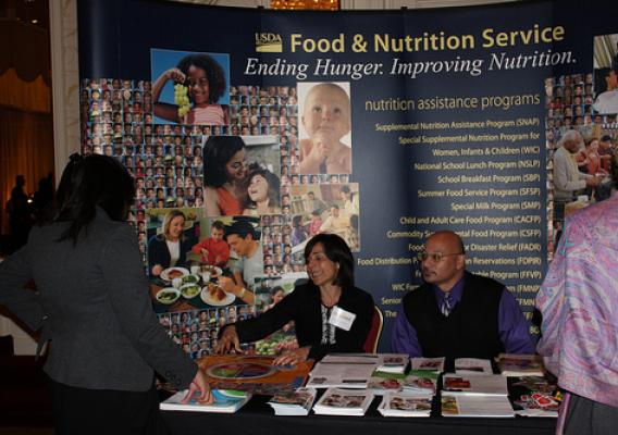  Los invitados que asistieron a la cumbre No Más Hambre participan en el diálogo y visitan la exhibición del Servicio de Alimentos y Nutrición del USDA
