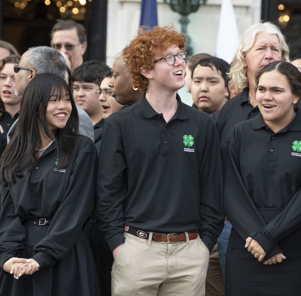 A group of 4-H alumni