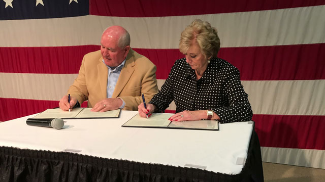 Secretary Perdue and Administrator McMahon signing a Memorandum of Understanding between USDA and SBA