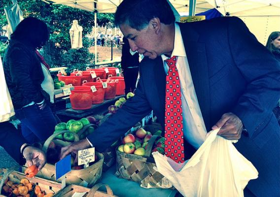 Under Secretary Avalos with fresh apples from the USDA Farmers Market.  Share your favorite local ingredients by mentioning @AMS_USDA and using the #LocalisCool hashtag.